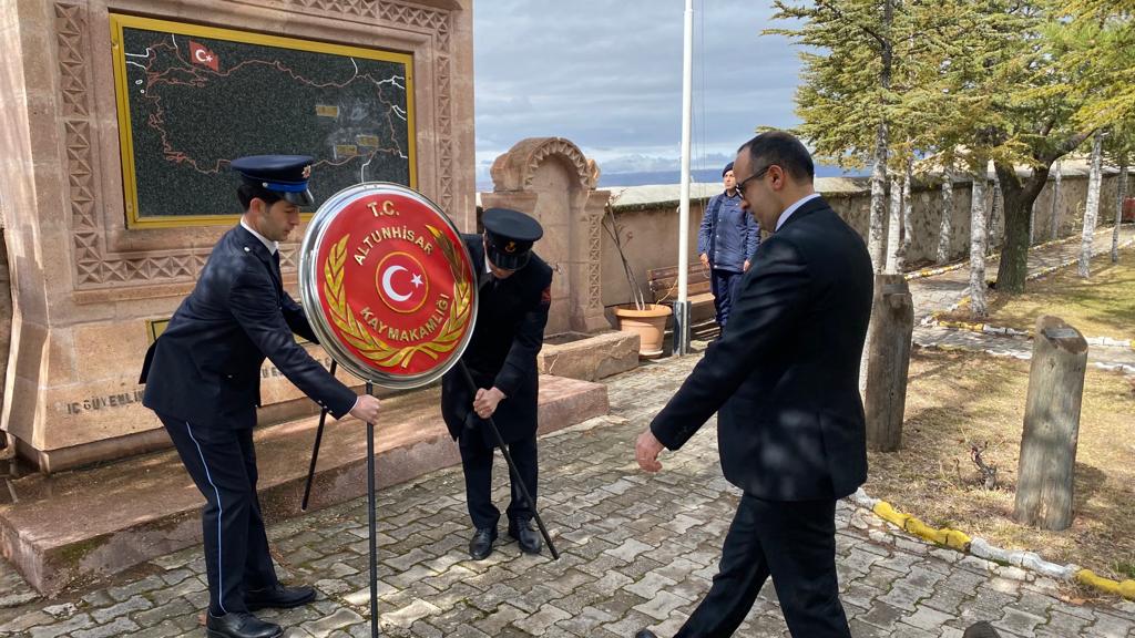 Altunhisar’da “18 Mart Şehitleri Anma Günü ve Çanakkale Deniz Zaferi’nin” 108. Yıl dönümü töreni gerçekleştirildi. 