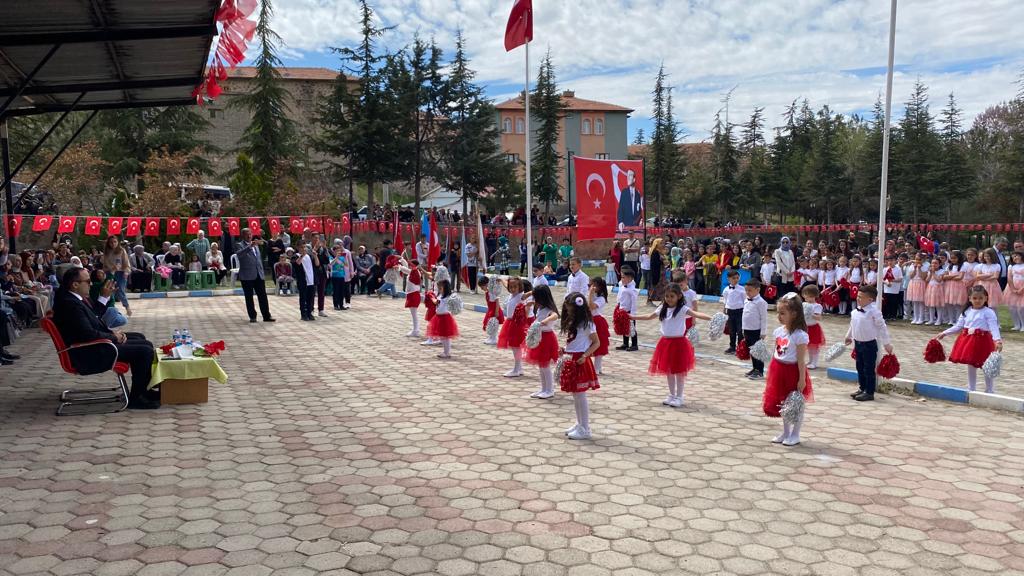 23 Nisan Ulusal Egemenlik ve Çocuk Bayramı'nın 103.yıl dönümü Altunhisar'da Coşkuyla Kutlandı.