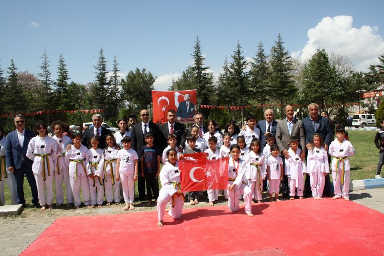 Altunhisar’da 19 Mayıs Atatürk’ü Anma, Gençlik ve Spor Bayramının 104. Yıl dönümü düzenlenen törenle kutlandı. 